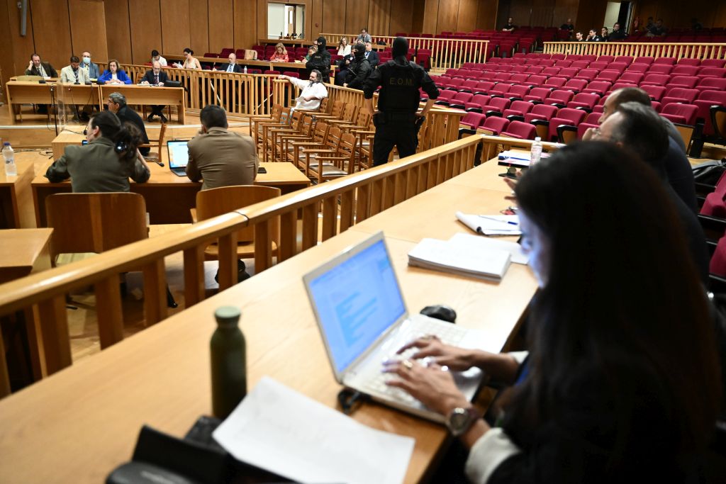 Η κυβέρνηση Μητσοτάκη φιμώνει ενημέρωση και δημοσιογράφους στα δικαστήρια – «Μαύρο» και στα παρατηρητήρια
