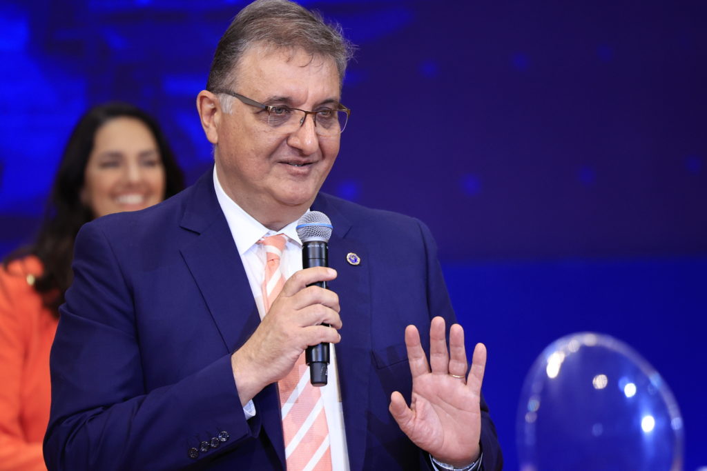 Παράνομο εξεταστήριο στο προεδρικό γραφείο του Εξαδάκτυλου – Ο εκλεκτός του Μητσοτάκη καταπατά νομιμότητα, ηθική και ιατρική δεοντολογία