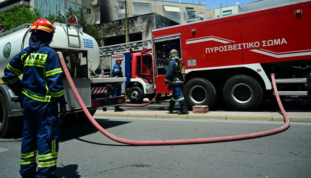Φωτιά τώρα στην Πέτρου Ράλλη – Ξεκίνησε από μηχανάκι και επεκτάθηκε σε ΙΧ