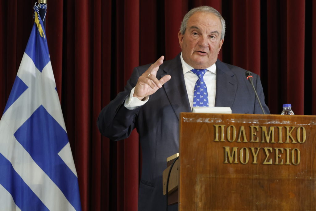 Βολές και από Καραμανλή κατά Μητσοτάκη: «Να σταλεί ένα καθαρό μήνυμα στην Αλβανία και στα Σκόπια»