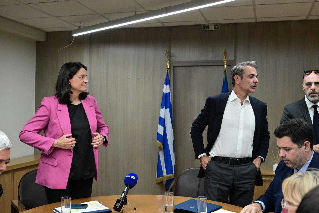 Ο Μητσοτάκης βλέπει «επιτυχίες» την ώρα που διεθνή ΜΜΕ έχουν σοκαριστεί από την 6ήμερη εργασία