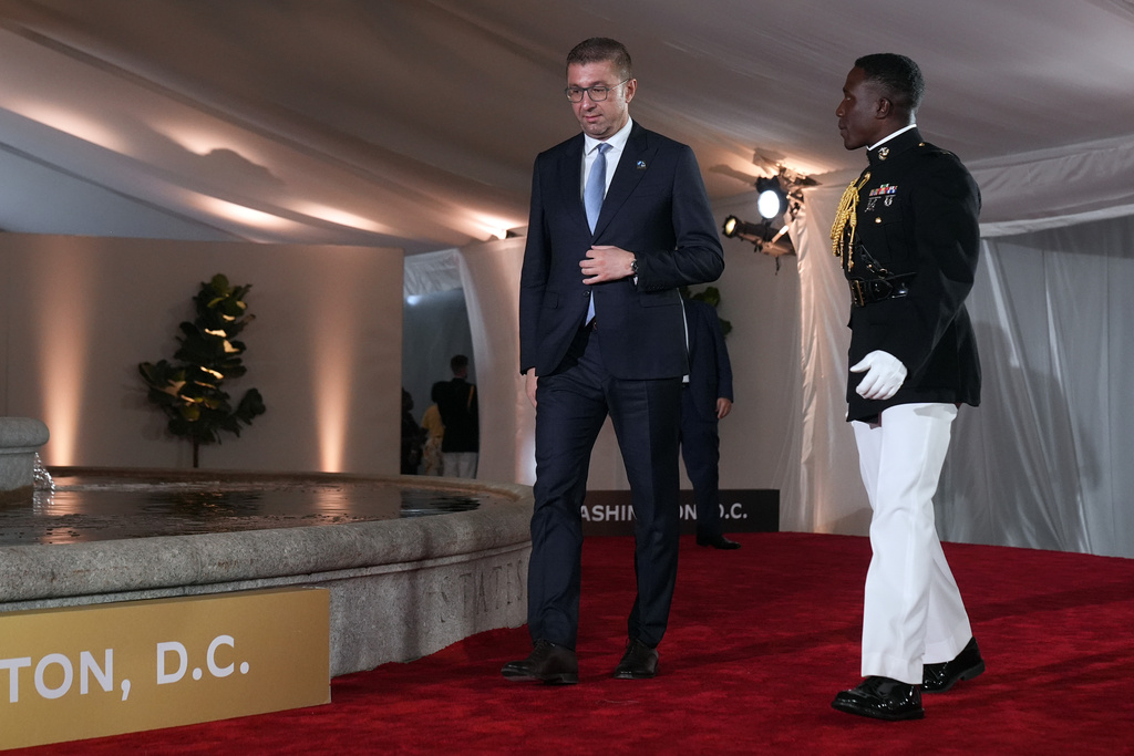 Σύνοδος ΝΑΤΟ: Ο πρωθυπουργός της Βόρειας Μακεδονίας αποκάλεσε τη χώρα του «Μακεδονία»