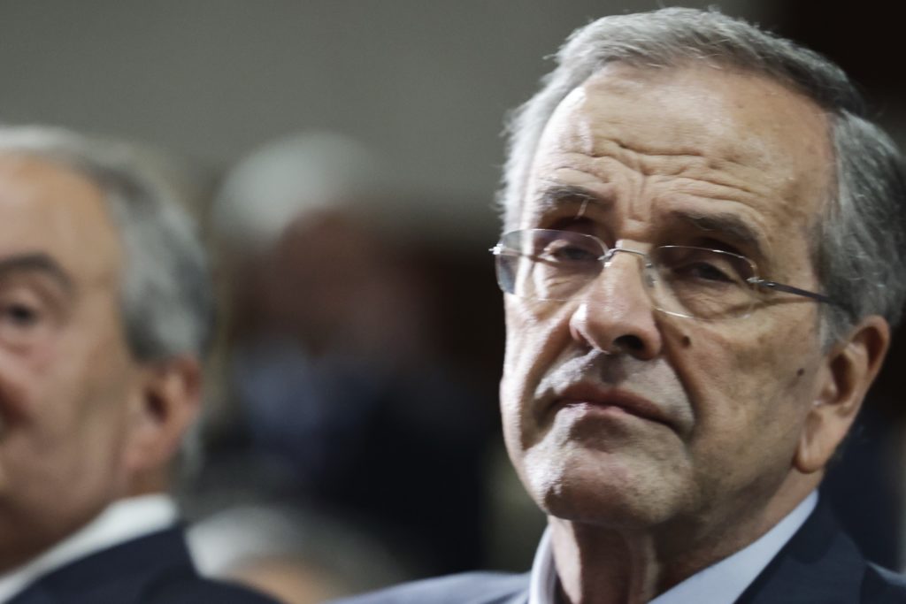 Ύμνοι εκδότη «Δημοκρατίας» για Καραμανλή – Πριονοκορδέλα για Σαμαρά