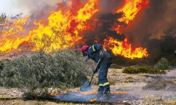 Ρόδος: Απειλούν μάρτυρα πυροσβέστη – Κινδυνεύει με απόταξη επειδή έχει καταθέσει για λάθη και παραλείψεις των ανωτέρων του