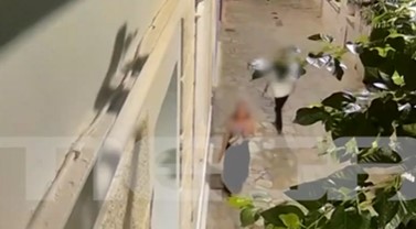 Βίντεο – ντοκουμέντο με τη στιγμή που ο «δράκος» της Ομόνοιας επιτίθεται σε κοπέλα – «Άσε με… »