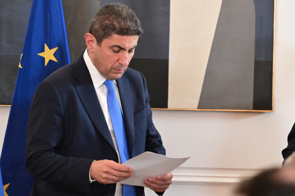 «Βράζει» το Twitter με Αυγενάκη: «Δικαιολογίες μαθητή που ξέχασε το τετράδιο»