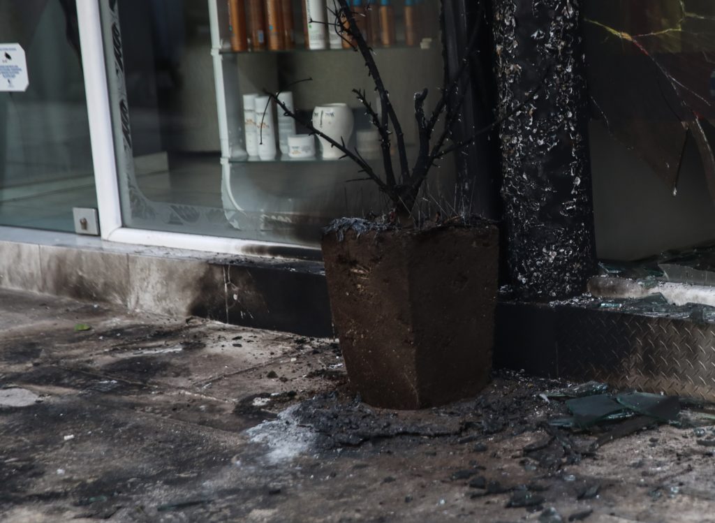 Επτά συλλήψεις για εμπρησμούς σε συναγωγή, ξενοδοχείο και κατάστημα στην Αθήνα