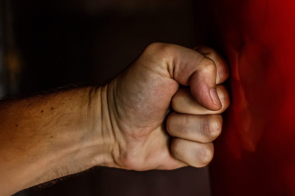 Μεσαίωνας! Καταγγελία για εργοδότη που χτύπησε άγρια μετανάστη εργαζόμενο επειδή ζήτησε τα δεδουλευμένα του