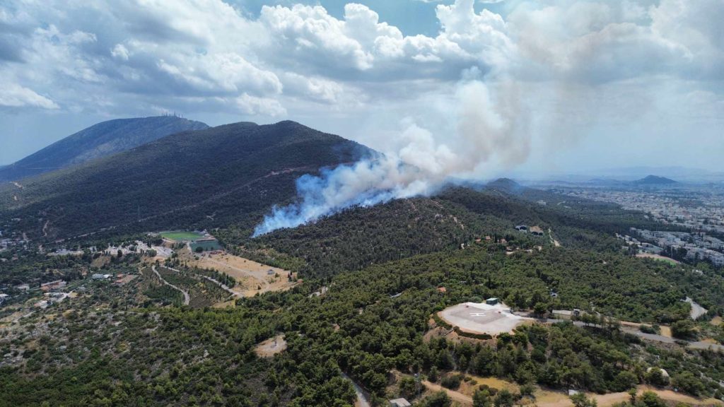 Μεγάλη φωτιά τώρα στα Γλυκά Νερά: Ισχυρή κινητοποίηση της πυροσβεστικής – Ήχησε το 112 (Videos)