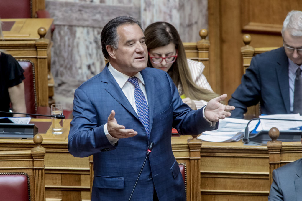 Ιδιωτεύουν οι γιατροί του ΕΣΥ με τη βούλα του Άδωνη – Βάζει ταφόπλακα στον δημόσιο χαρακτήρα του συστήματος υγείας