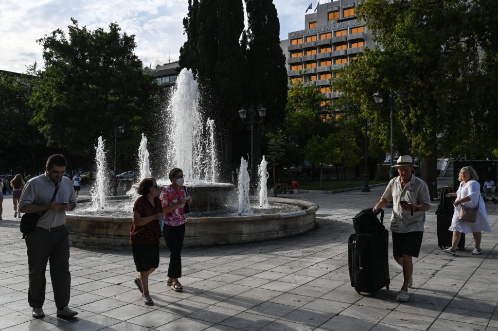 Καιρός: «38άρια» στα ηπειρωτικά – Μικρή εξασθένιση των ανέμων