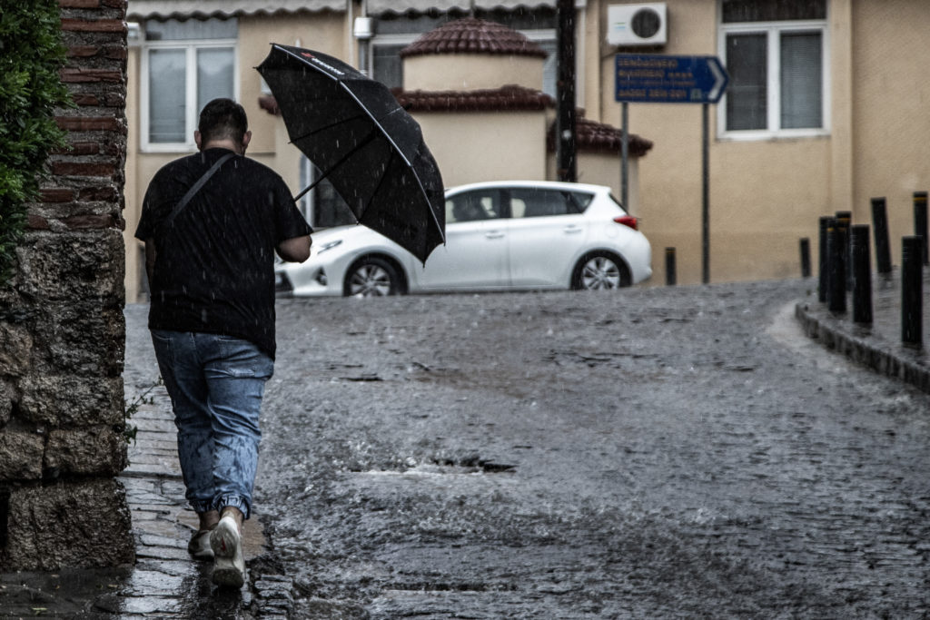 Πώς θα κινηθεί η κακοκαιρία εξπρές τις επόμενες ώρες – Καταιγίδες και έντονη κεραυνική δραστηριότητα (LIVE)