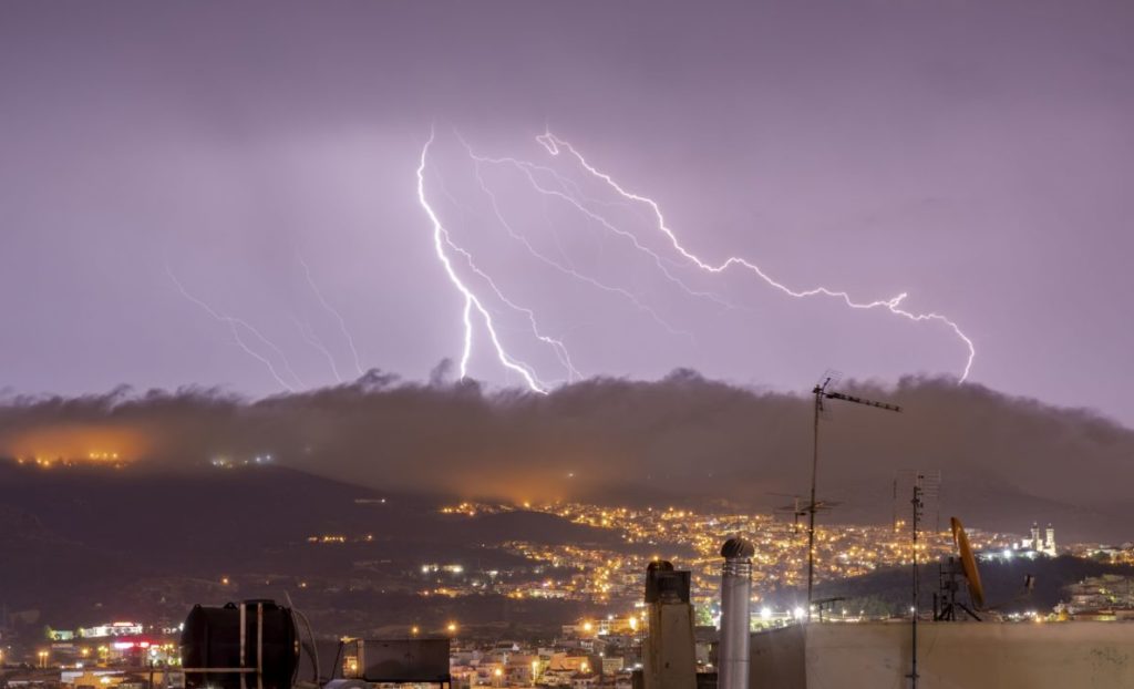 Καιρός: Επικαιροποιήθηκε το έκτακτο δελτίο – Πότε και πού αναμένονται καταιγίδες και χαλάζι
