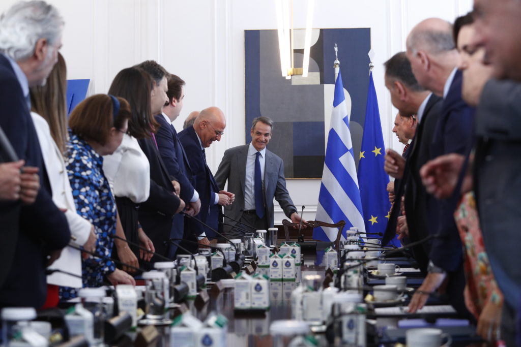 Κινήσεις πανικού από Μητσοτάκη και επιχείρηση αλλαγής ατζέντας μετά το γαλάζιο «σφυροκόπημα»