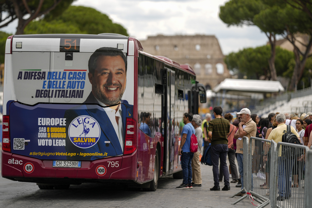 Πανηγυρίζει ο Σαλβίνι για τη νίκη Λεπέν – Επίθεση στον Μακρόν