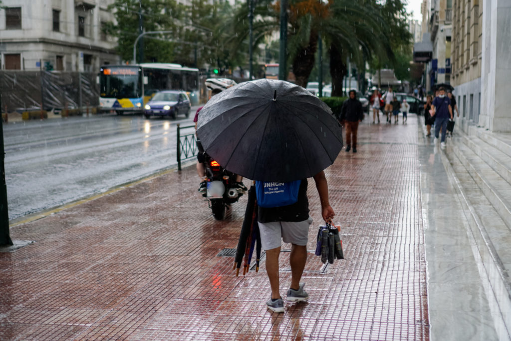 Κακοκαιρία εξπρές με καταιγίδες και κεραυνούς: Πώς θα κινηθεί τις επόμενες ώρες – Ήχησε το 112 στην Αττική (LIVE)