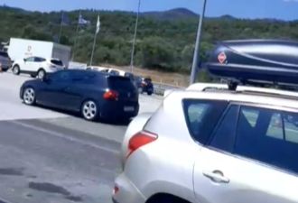 Απίστευτες εικόνες: ΙΧ ανάποδα στην Εγνατία Οδό, σπάει τις μπάρες των διοδίων (Video)
