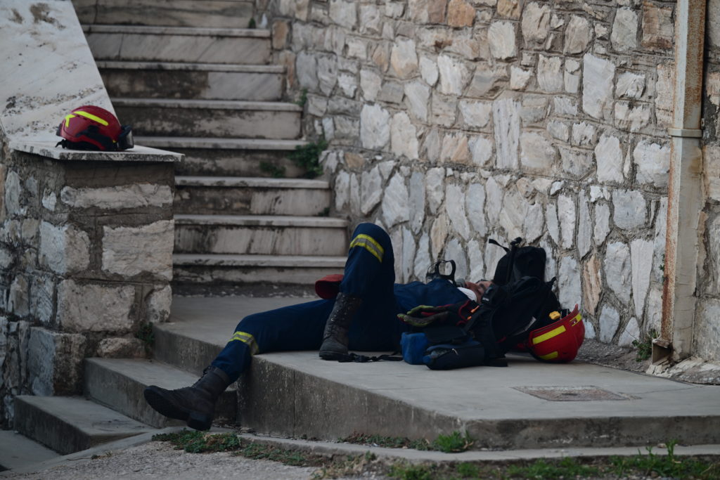 Φωτιά στην Αττική: Συγκλονίζει η εικόνα πυροσβέστη μετά από μάχη με τις φλόγες (Photos)