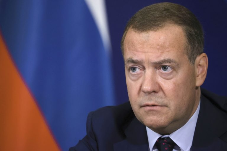 Μεντβέντεφ για συμφωνία ΗΠΑ – Ουκρανίας: «Πληρώνουν με τον εθνικό πλούτο μιας χώρας που εξαφανίζεται»