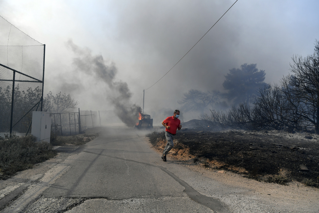 Σε μια στοίβα καλαμιές, ο Βασίλης Κικίλιας