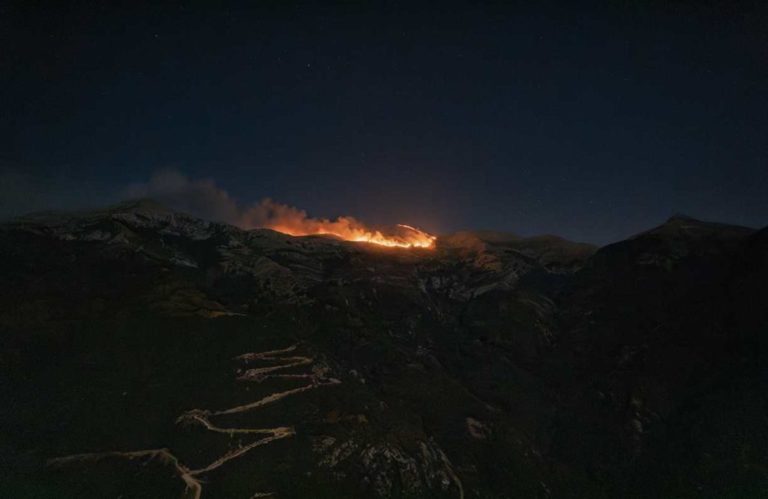 Σέρρες: Συνεχίζει να καίει η φωτιά στο Κεφαλοχώρι – Προσπάθεια για να οριοθετηθεί