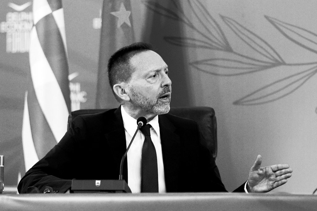 Στουρνάρας: Χρησιμοποιεί τα μέσα της ΤτΕ για να προβάλει τις συνεντεύξεις του