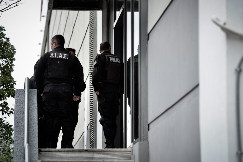 Ληστεία σε χρηματαποστολή στο Λαύριο – Άρπαξαν 1 εκατ. ευρώ έξω από κατάστημα παιχνιδιών