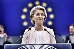 Politico: Πολιτικός σεισμός για την Ούρσουλα φον ντερ Λάιεν &#8211; Κινδυνεύει να αποπεμφθεί από την Κομισιόν