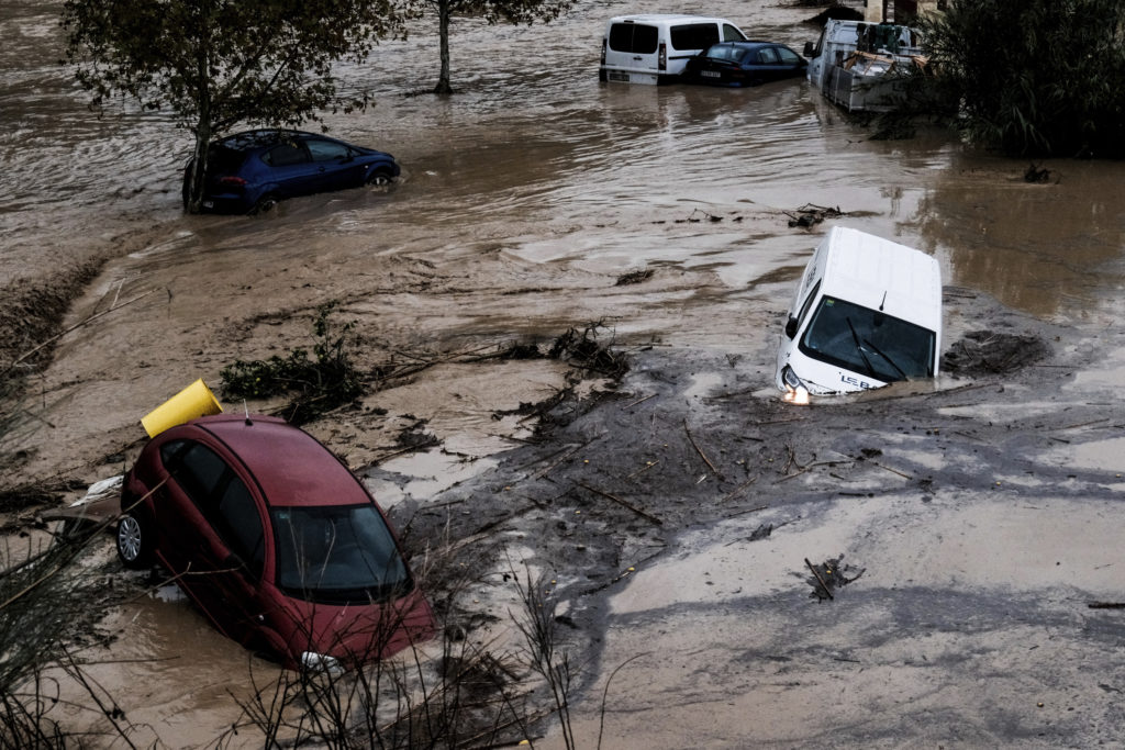 Ισπανία: Πλημμύρες από καταρρακτώδεις βροχές – Τουλάχιστον τέσσερις αγνοούμενοι (Videos)