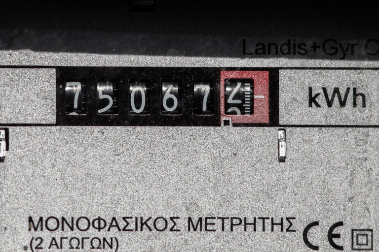 Μυτιλήνη: Έκοψαν το ρεύμα σε σπίτι που ζει μία μητέρα με 6 παιδιά – Κινητοποίηση του Εργατικού Κέντρου