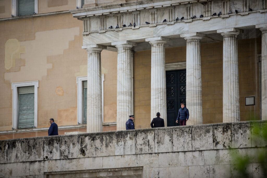 Αφού έκρυψαν αστυνομικό βιαστή των παιδιών του, τώρα επιχειρούν να τον βγάλουν τρελό