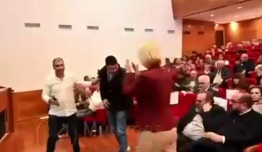 Η «γαλάζια» Μονογυιού χειροκρότησε με ενθουσιασμό ομιλητή που τα «έχωσε» στον Μητσοτάκη (Video)