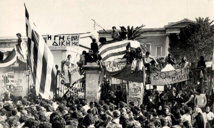 Πολυτεχνείο 17 Νοεμβρίου 1973 – Πέπη Ρηγοπούλου λίγο πριν ορμήσει το τανκ: «“Σας αγαπώ” φώναξα σκαρφαλωμένη στην πόρτα»