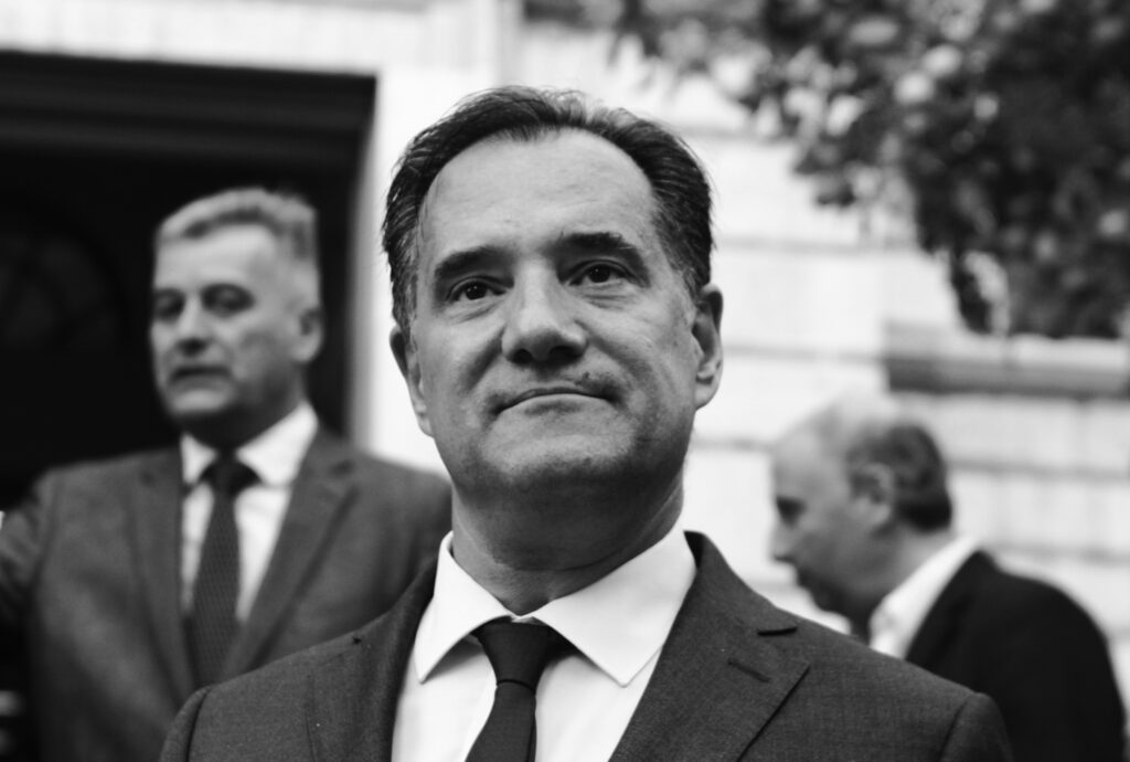 Χαμός στο Twitter με σχόλιο Γεωργιάδη για γυναίκα που κάηκε το ΙΧ της στα Εξάρχεια – Θύελλα αντιδράσεων