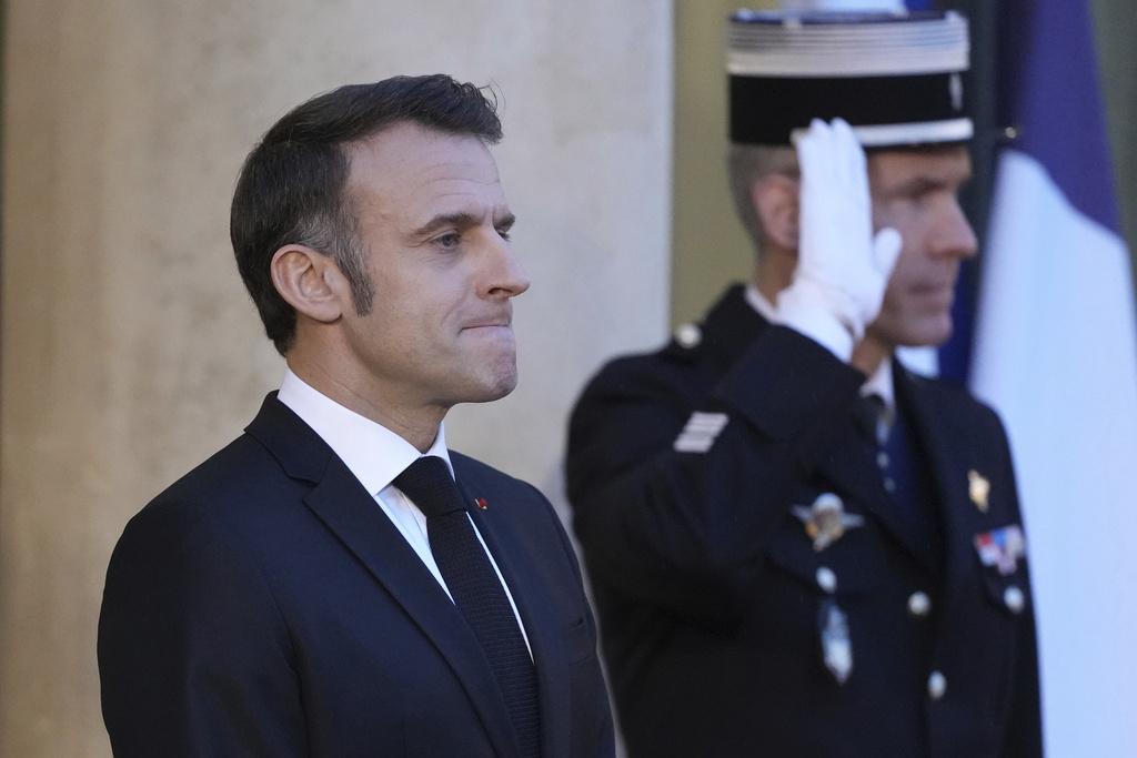 Γαλλία: Ο πρόεδρος Μακρόν συγκαλεί σύσκεψη των κομμάτων για την επιλογή πρωθυπουργού