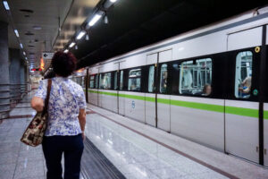 Μετρό: Απεγκλωβίστηκε τραυματισμένος άνδρας από τις ράγες στον σταθμό Ευαγγελισμός
