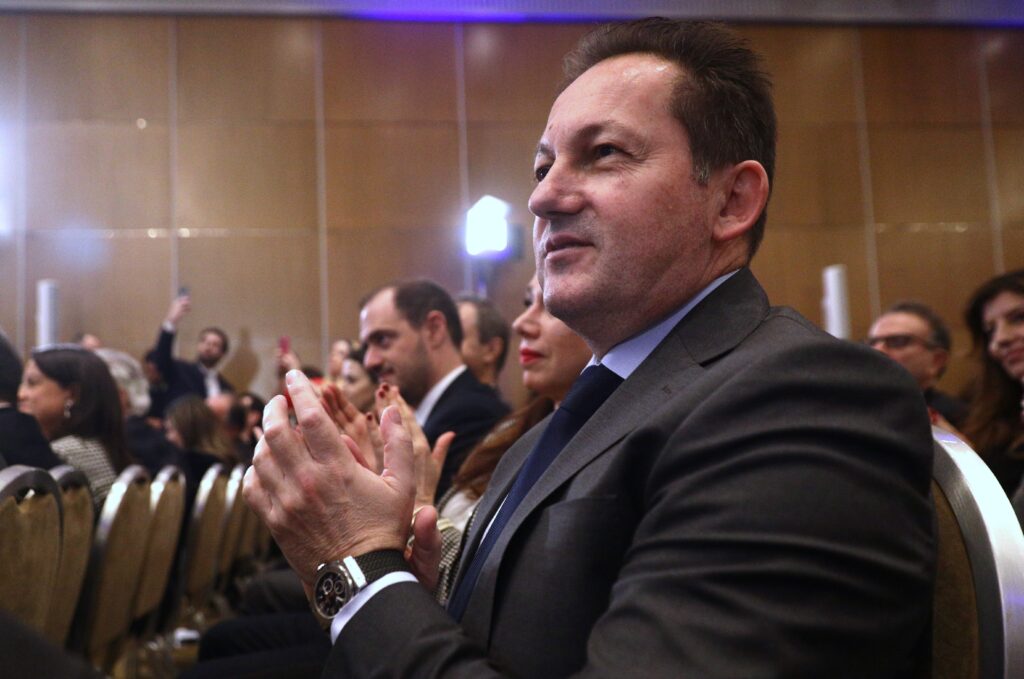 «Προσωπικότητες όπως ο Σαμαράς πρέπει να επιστρατεύονται» – «Σπάει» τη γαλάζια γραμμή ο Πέτσας; (Video)