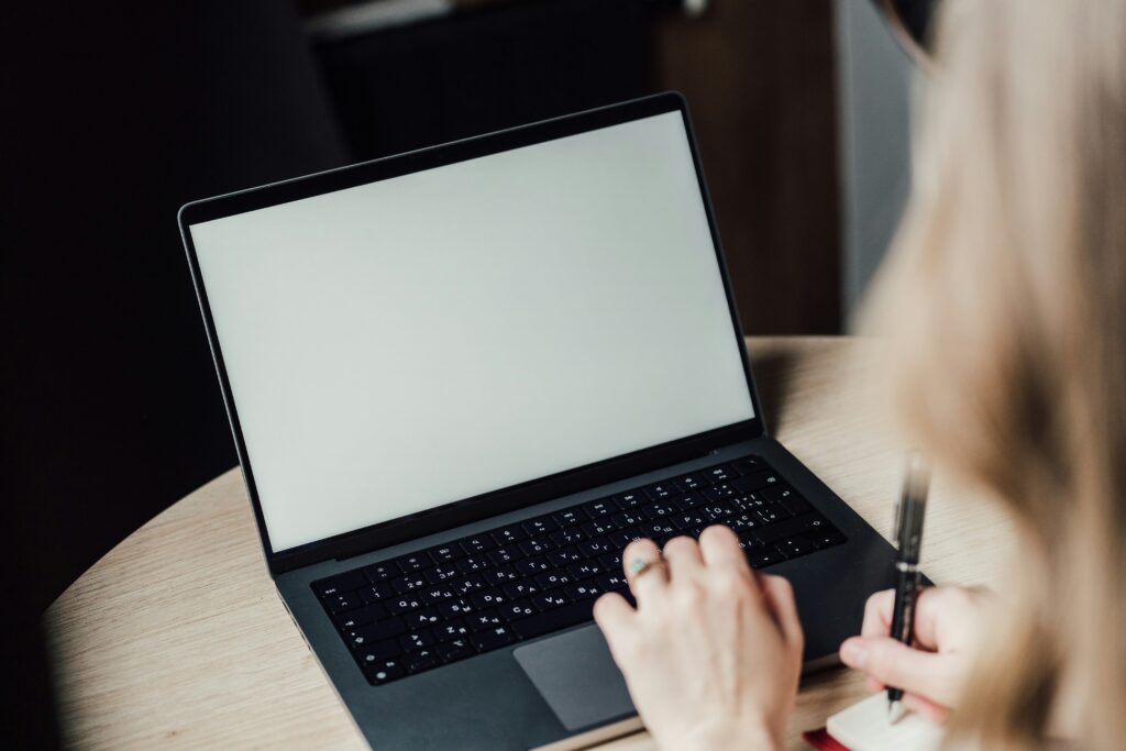 Επιδότηση laptop και tablet: Ξεκινούν οι αιτήσεις – Τι πρέπει να γνωρίζετε