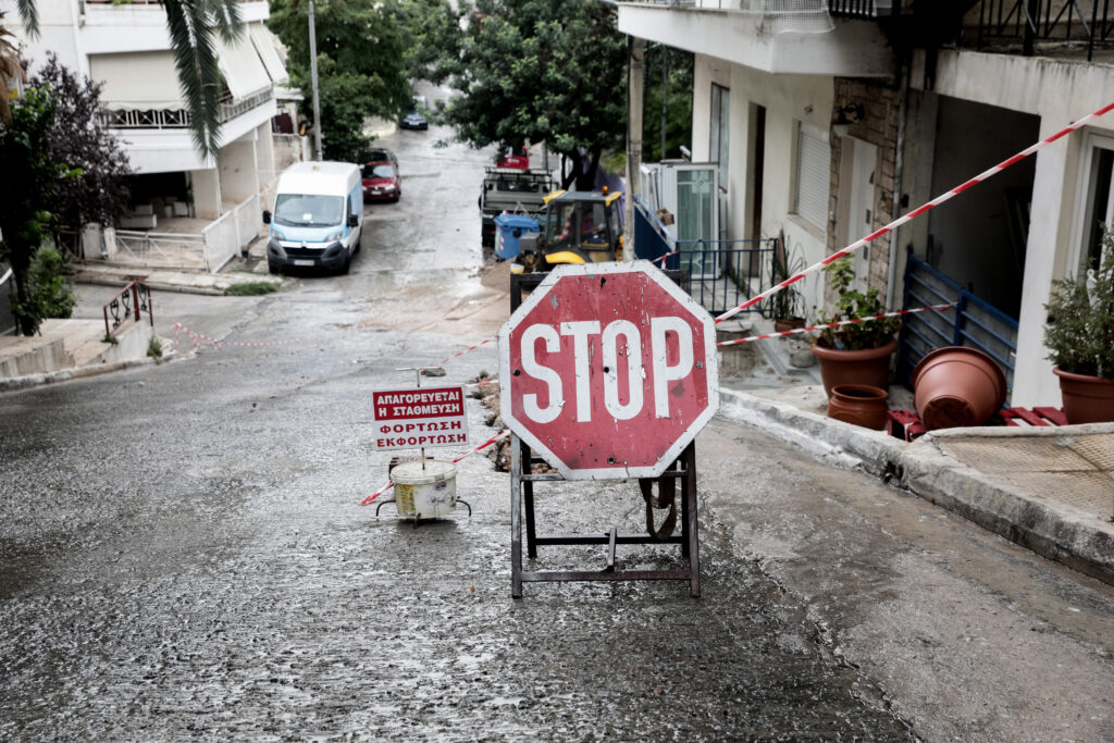 Καθίζηση οδοστρώματος στην Καλλιθέα – Πού έχει διακοπεί η κυκλοφορία