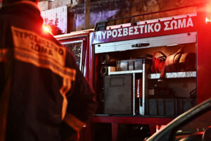 Χολαργός: Πυρκαγιά σε εργοτάξιο της ΕΥΔΑΠ – Ζημιές σε έξι οχήματα