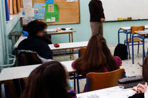 Παλλήνη: Ζευγάρι εκπαιδευτικών με βαριά άρρωστο παιδί καταγγέλλει εκδικητική απόλυση