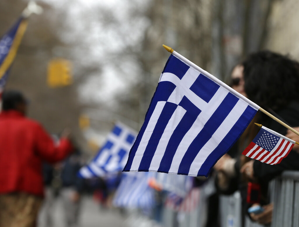 Ο Τραμπ απελαύνει 211 Έλληνες από τις ΗΠΑ – 1,5 εκατ. μετανάστες στη λίστα της ICE