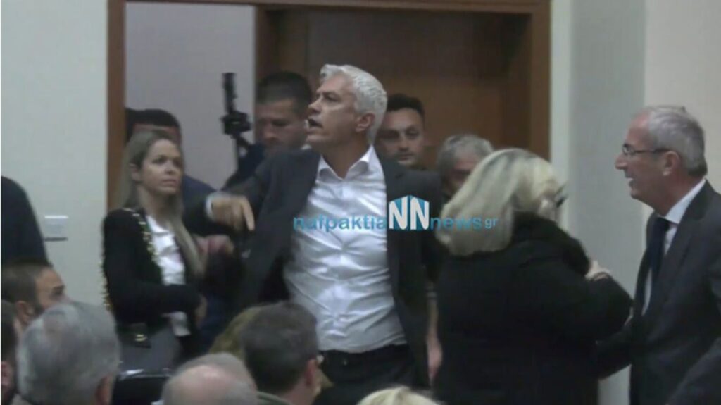 Πρόεδρος Κοινότητας τα «έψαλε» στον Γιώργο Καλλιακμάνη: «Είσαι τζάμπα μάγκας» (Videos)