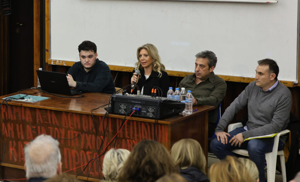 Τέμπη: «Ο ανακριτής κρύφτηκε πίσω από τη γραμματέα» – Καταχειροκροτήθηκαν Καρυστιανού – Ασλανίδης στο ΑΠΘ (Videos – Photos)