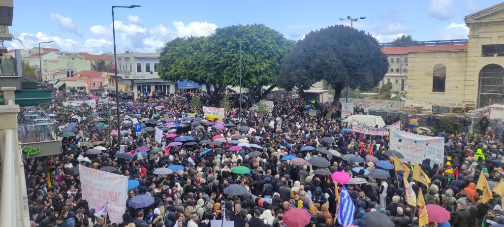 Χανιά: «Πλήρη απόδοση της δικαιοσύνης» για τα Τέμπη ζητούν χιλιάδες πολίτες (Photos – Video)
