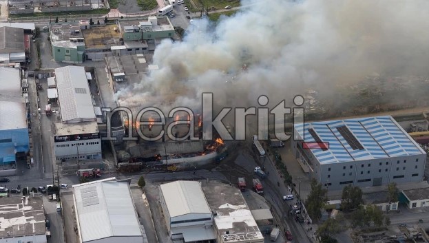 Ηράκλειο: Μεγάλη φωτιά σε εργοστάσιο ξυλείας στη ΒΙ.ΠΕ. – Εικόνες από drone (Photos)