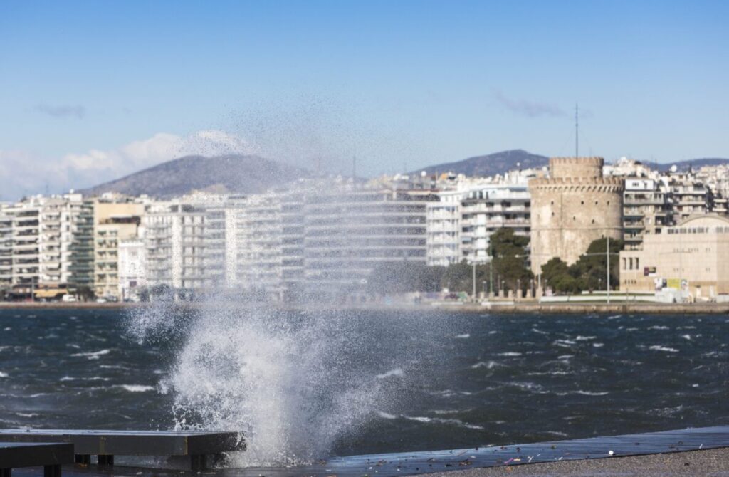 Συναγερμός στη Θεσσαλονίκη – Γυναίκα ανασύρθηκε νεκρή από τον Θερμαϊκό