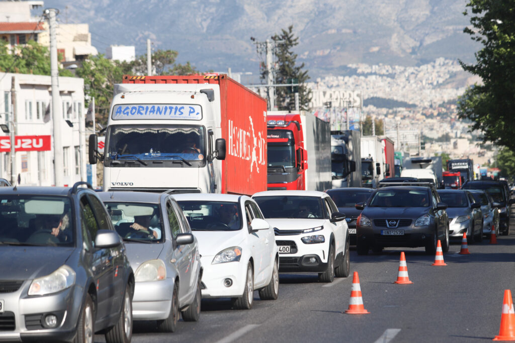 Τροχαίο στην Αθηνών – Κορίνθου: Αυτοκίνητο συγκρούστηκε με λεωφορείο – Προβλήματα στην κυκλοφορία