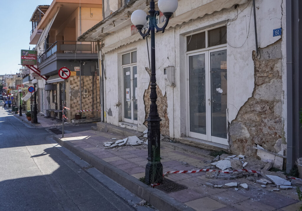 Αρκαλοχώρι: Ζητούν από τους σεισμόπληκτους ΕΝΦΙΑ για υπό κατεδάφιση κτίρια – «Εξοργιστικό»