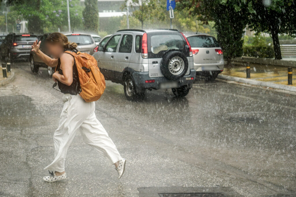 ΕΜΥ: Κόκκινη προειδοποίηση για τριήμερο με ισχυρές βροχές και καταιγίδες – Πότε ξεκινούν τα επικίνδυνα φαινόμενα